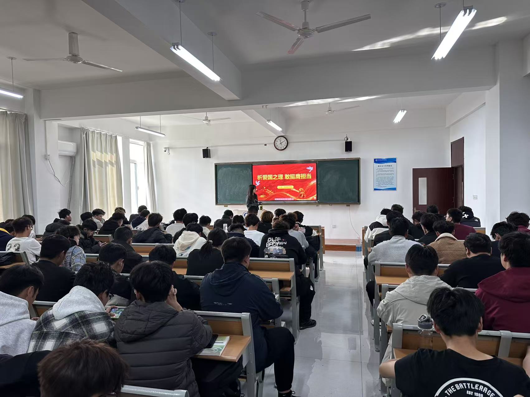 思政教学部教师在上爱国和国防教育思政课.jpg
